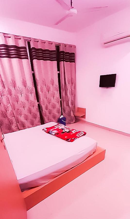 Roomshala 110 Hotel Mulaqaat - Shiv Nadar University Dadri Exterior photo